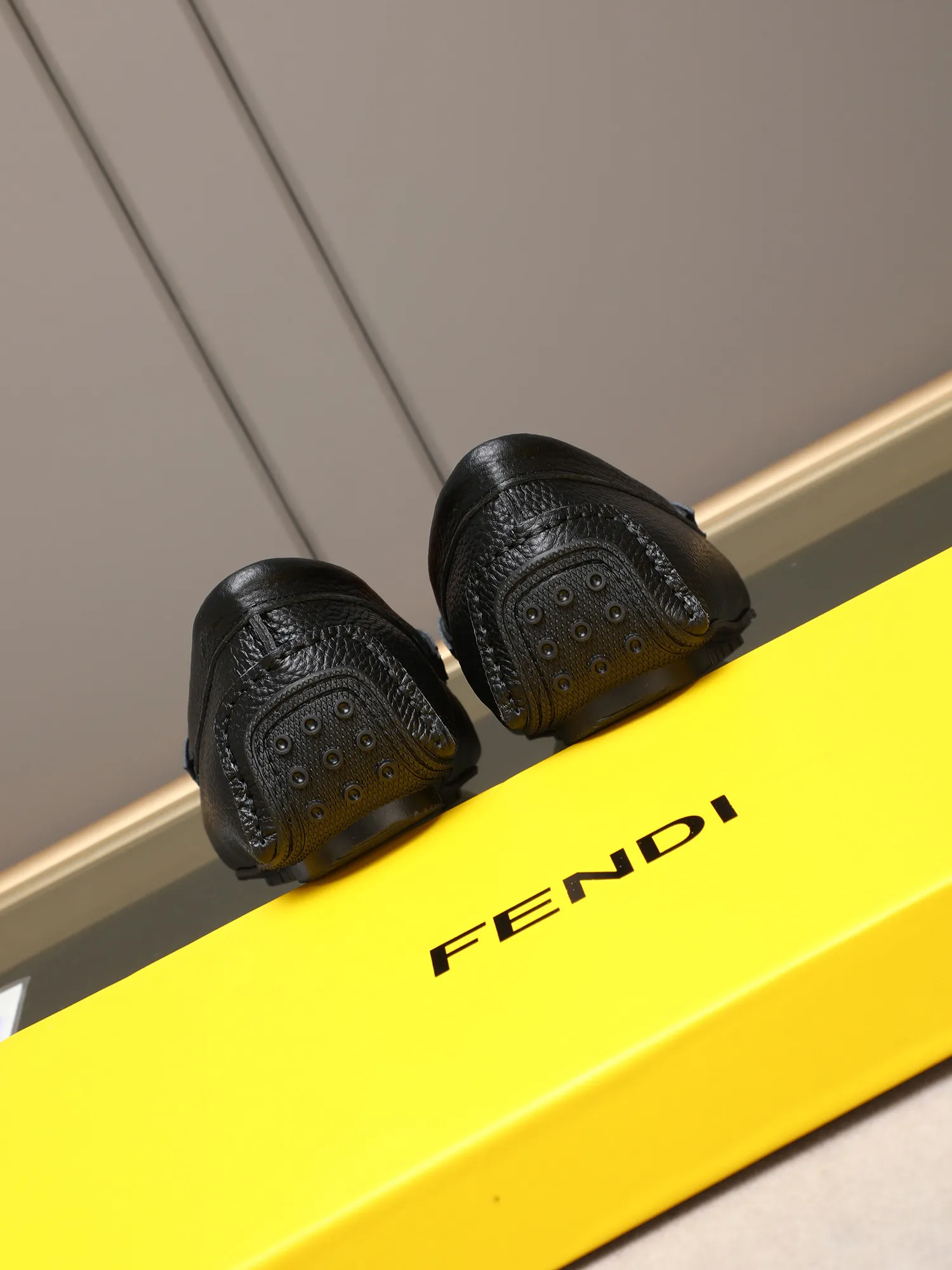 Men's shoes 💰400💰[FENDI] The little monster of Fendi F family, which is popular all over the world, is coming in a big way, the latest color, driving slip-on loafers, avant-garde and versatile fashion men's shoes, bun shoes, bean shoes👌👌👌 Private mold opening, 1:1 reproduction... The upper is made of first-layer cowhide, and the first-layer pigskin lining... is extremely comfortable, fashionable, simple, atmospheric and personalized [color] The side of the shoe is more refined, and the overall effect is handsome [ Turn in a circle][Turn in a circle]💭This hardware monster with eyes is not the popular version on the market🚳🚳Compared with the old model, it is more trendy, eye-catching and more classy🔰This summer, the little monster will subvert the old ideas and share the fashion with you🔱A must-have for fashionistas! Must keep it for yourself! Online outsole, high-end quality workmanship. Color: black, blue, white, red. Matching code: 38-44 (45 46 47 customized) (standard leather shoe size)